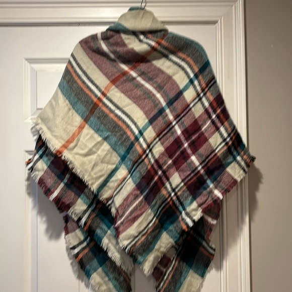 Poncho - Picture 6 of 9